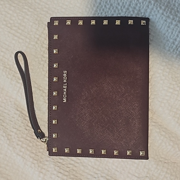 Michael Kors Handbags - Michael Kors Jet Set Travel Clutch